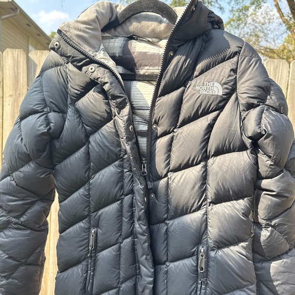 See Clip 🤩 The North Face 700 Down Fill Black  Long Winter Puffer Jacket XS - Picture 4 of 17